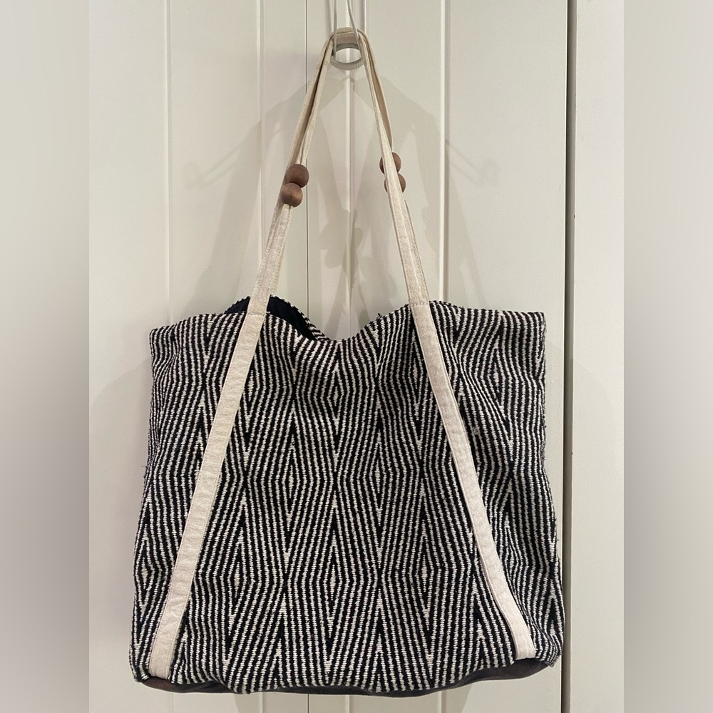 Atmosphere lined tote